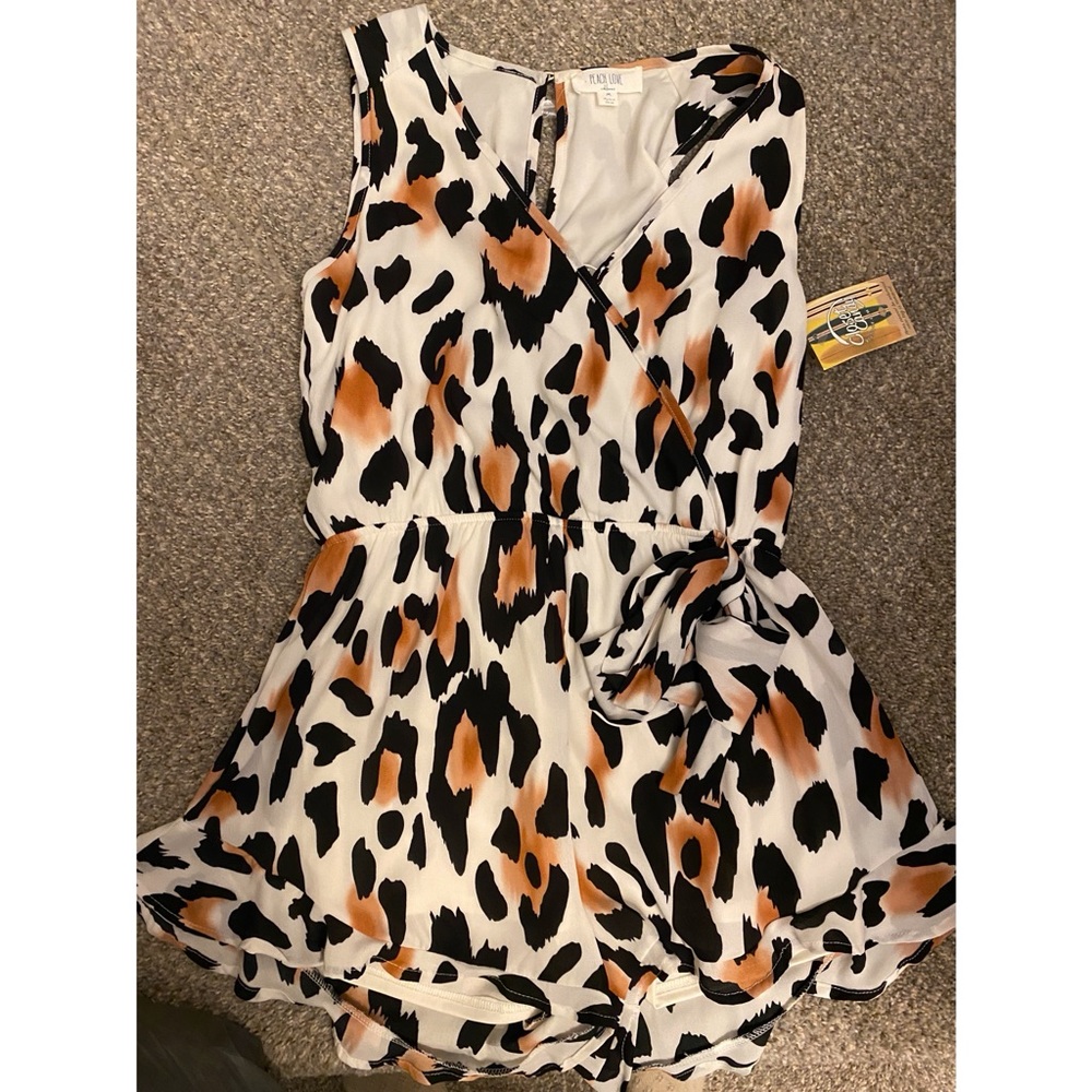 New Peach Love Sz Med Romper. Tieable bow at hip.